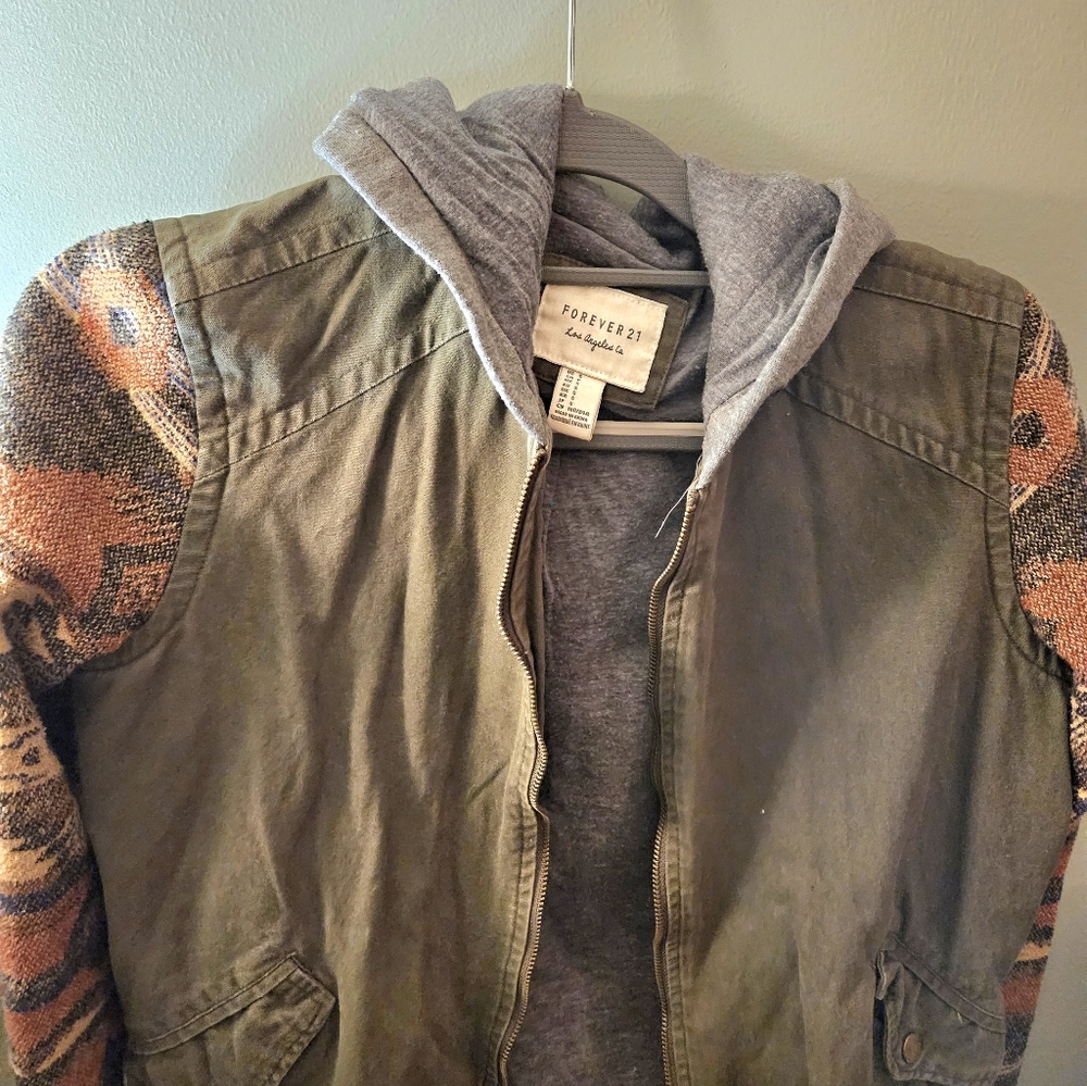 Size Small forever21 hooded hunter green stretch sleeve zipup fall jacket.